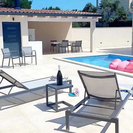 Villa Salvore & Faro, New Luxury Houses, Heated Pool, Near Beaches, - Istria